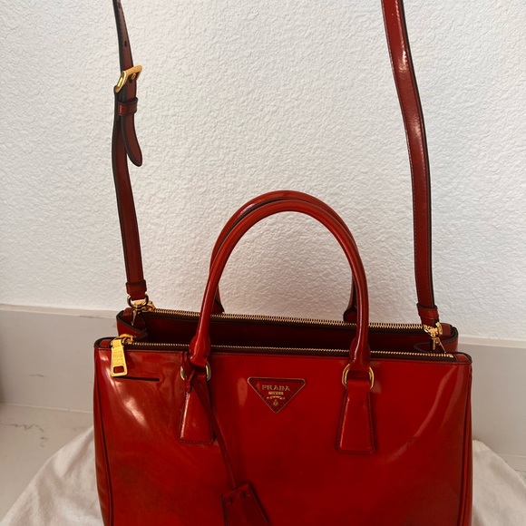 Large Galleria Patent Leather Bag in gradient burnt orange w/ gold tone hardware - Picture 3 of 15